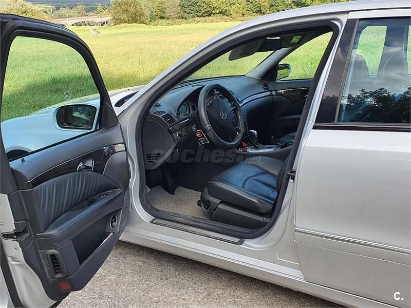Usado Mercedes E220 Avantgarde 143 CV (105 kW) 2002 Gris / plata Berlina