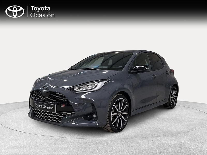Gris Usado 2025 Toyota Yaris Hybrid Sport Berlina | 23.900 € (Precio justo) - Imagen 1/4