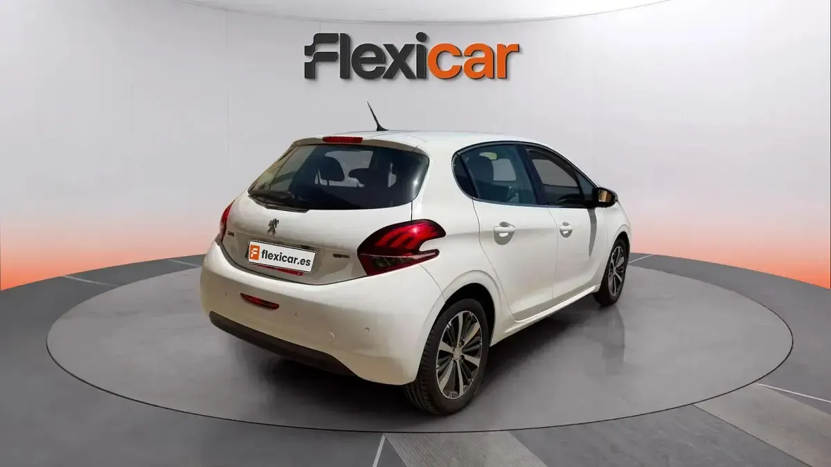 Usado Peugeot 208 Allure 110 CV (80 kW) 2017 Blanco Utilitario