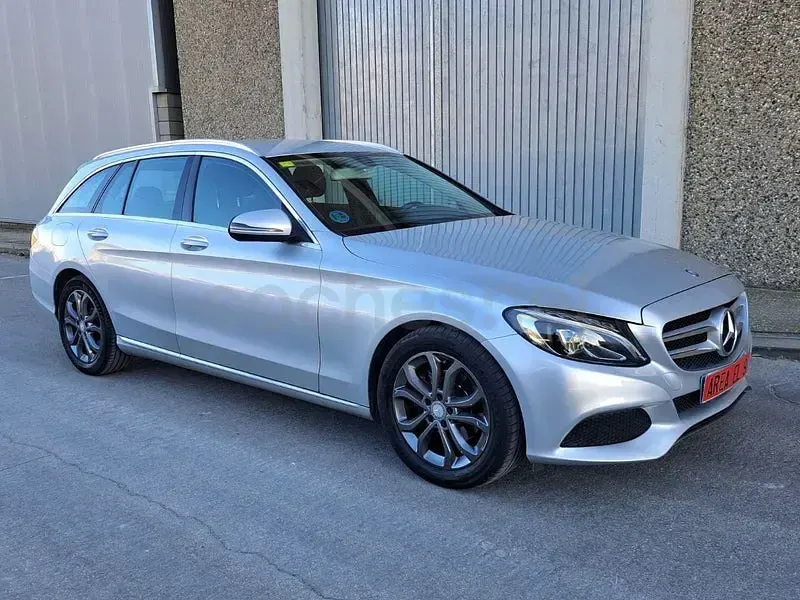 Usado Mercedes C200 160 CV (117 kW) 2019 Gris / plata Familiar