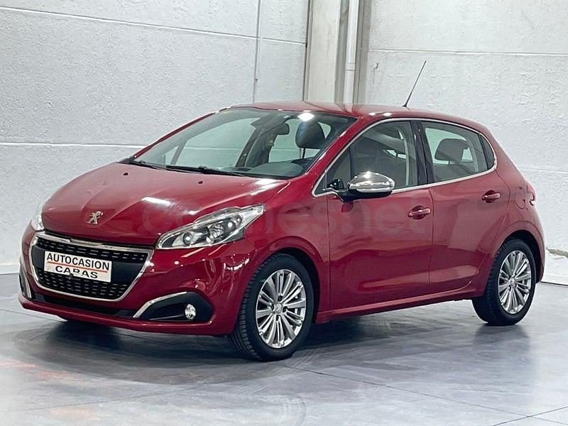 Usado Peugeot 208 Allure 100 CV (73 kW) 2016 Granate Utilitario