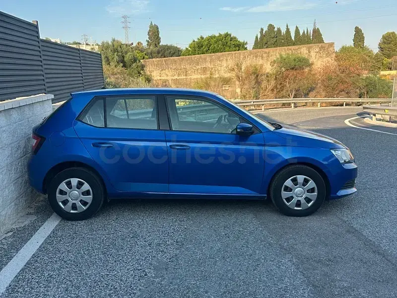 Usado Skoda Fabia Active 60 CV (44 kW) 2016 Azul Berlina