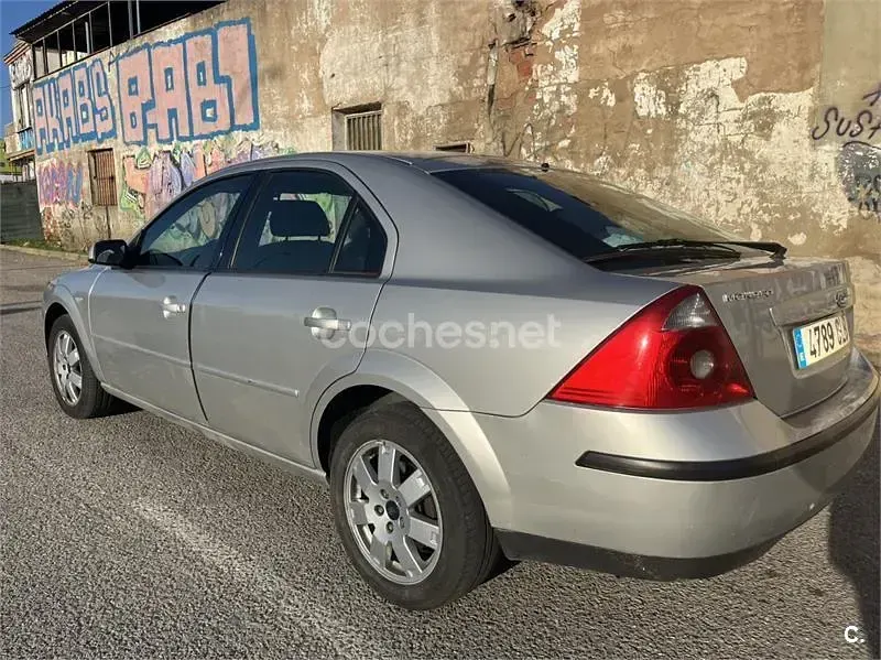Usado Ford Mondeo Trend 115 CV (84 kW) 2003 Gris / plata Familiar