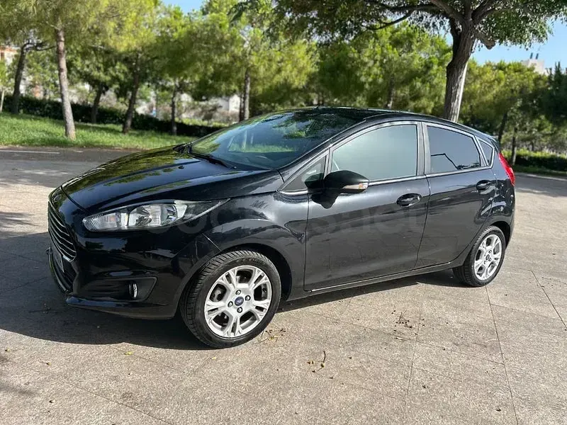 Usado Ford Fiesta Trend 100 CV (73 kW) 2014 Negro Utilitario