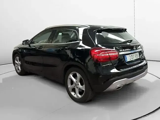 Usado Mercedes GLA200 136 CV (100 kW) 2017 Negro SUV