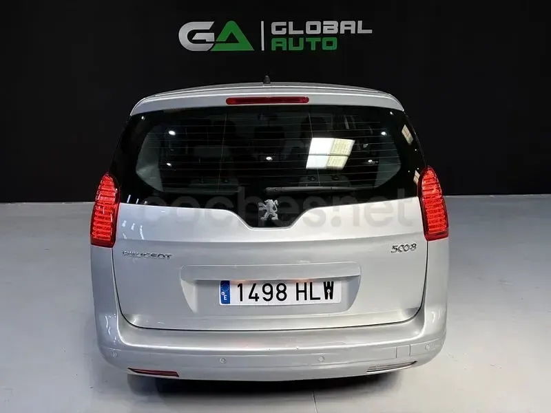 Usado Peugeot 5008 Active 120 CV (88 kW) 2012 Gris / plata Monovolumen