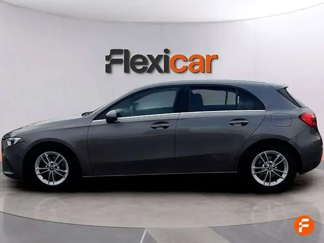 Usado Mercedes A180 109 CV (80 kW) 2019 Gris Utilitario