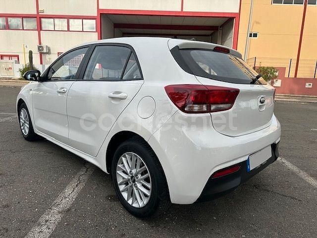 Usado Kia Rio 84 CV (61 kW) 2021 Blanco Berlina