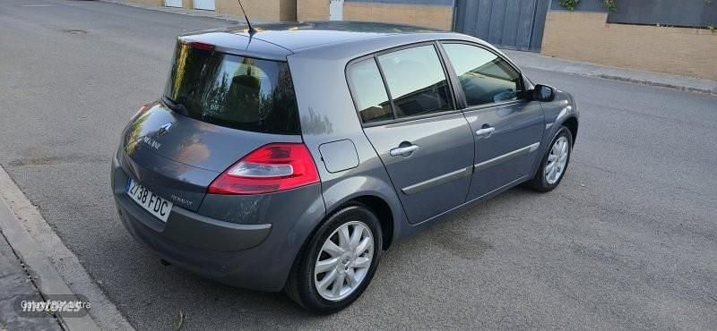 Usado Renault Mégane II Dynamique 130 CV (95 kW) 2006 Gris claro Berlina