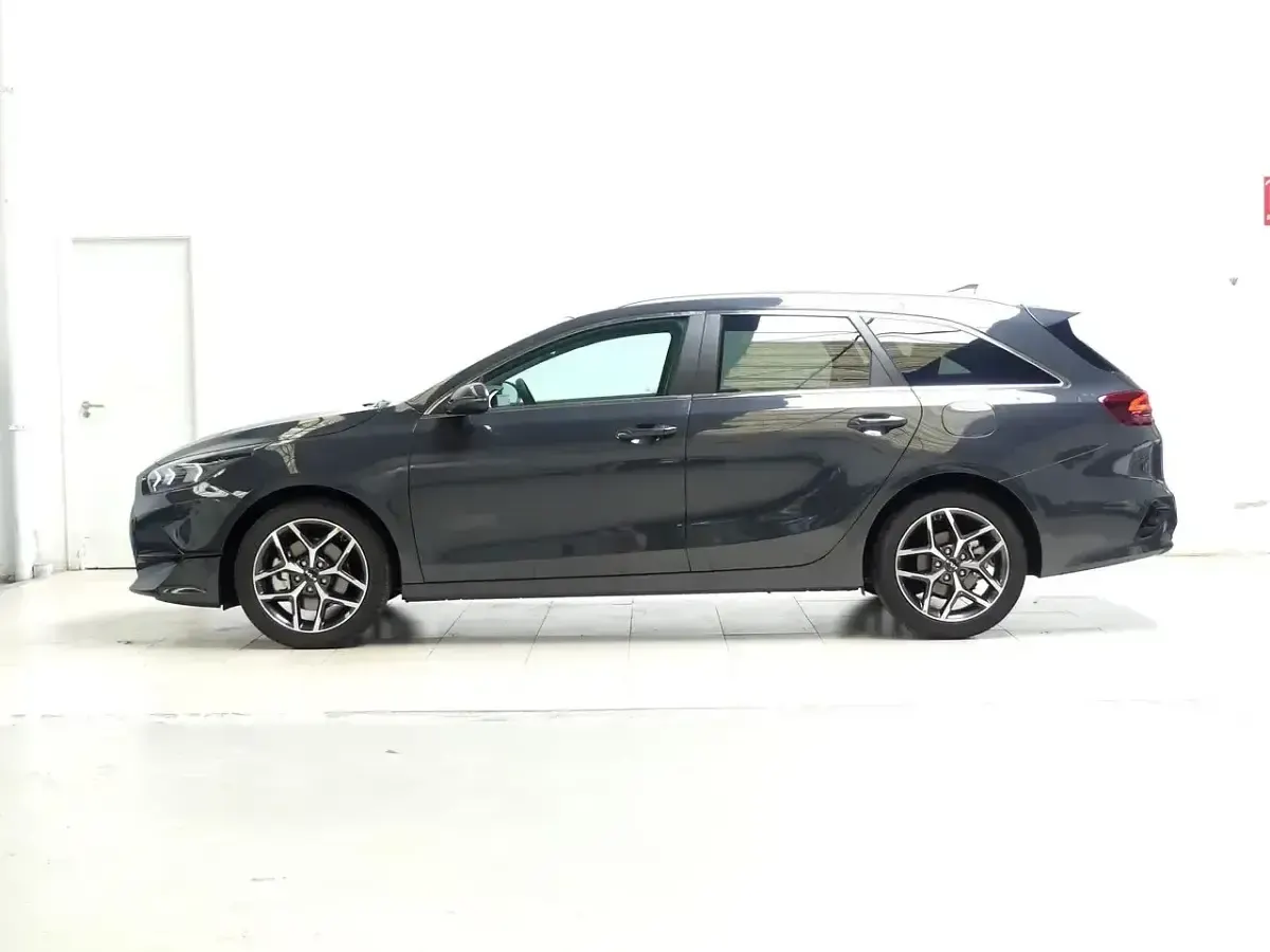 Usado Kia Ceed 120 CV (88 kW) 2024 Oscuro Utilitario