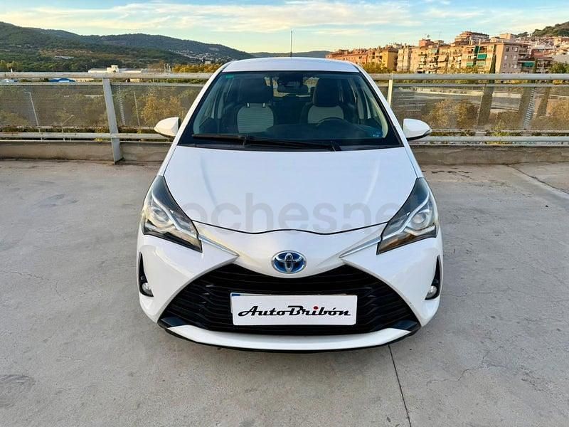 Usado Toyota Yaris Hybrid Advance 100 CV (73 kW) 2019 Blanco Berlina