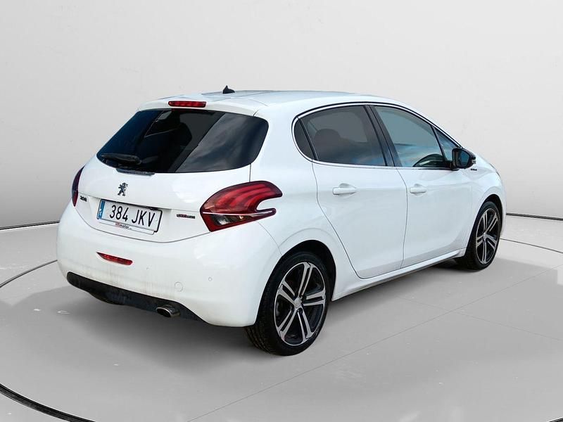 Usado Peugeot 208 GT-line 110 CV (80 kW) 2015 Blanco Utilitario