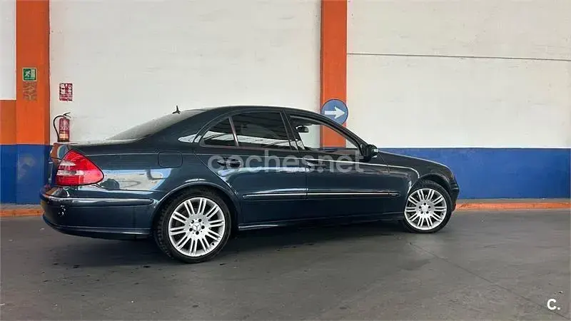 Usado Mercedes E320 Avantgarde 220 CV (161 kW) 2003 Azul Berlina