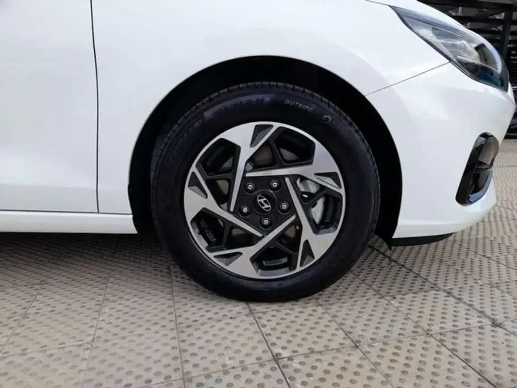 Usado Hyundai i30 101 CV (74 kW) 2025 Blanco Berlina