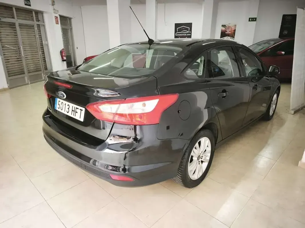 Usado Ford Focus Trend 114 CV (83 kW) 2011 Negro Berlina