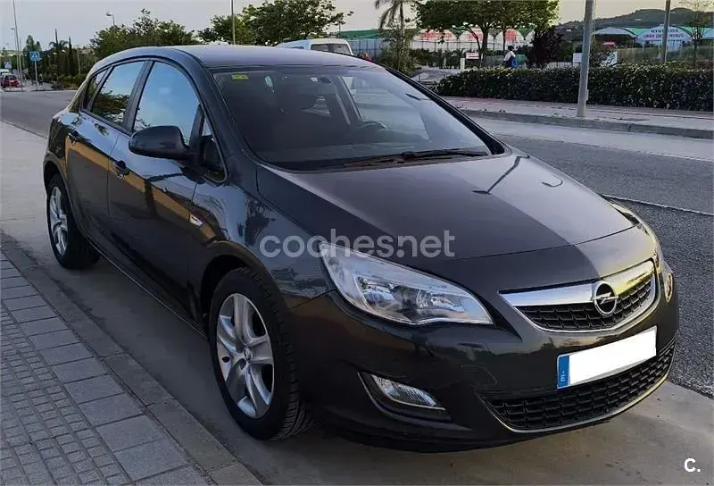 Usado Opel Astra Enjoy 110 CV (80 kW) 2012 Gris / plata Berlina