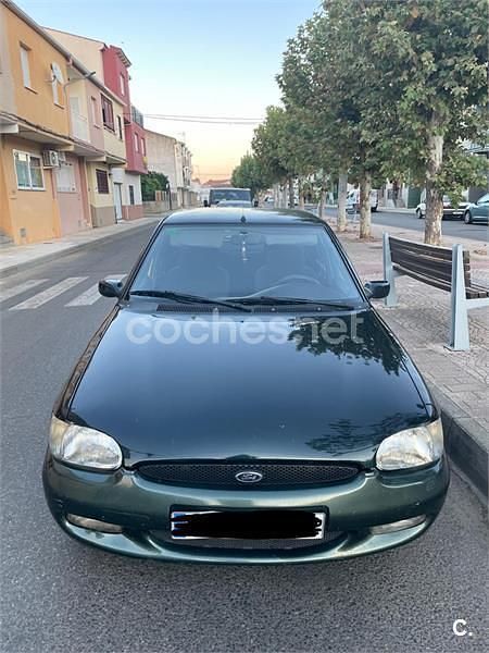 Usado Ford Escort Ghia 90 CV (66 kW) 1997 Verde Berlina