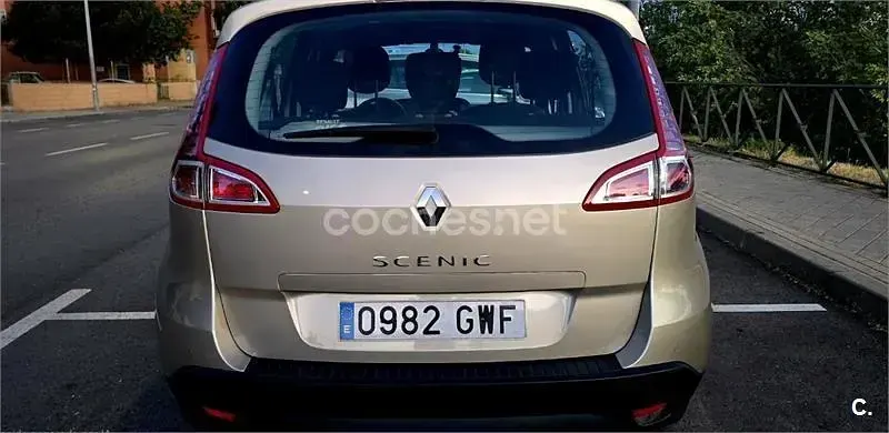 Usado Renault Scenic E-Tech Expression 110 CV (80 kW) 2010 Gris / plata Monovolumen