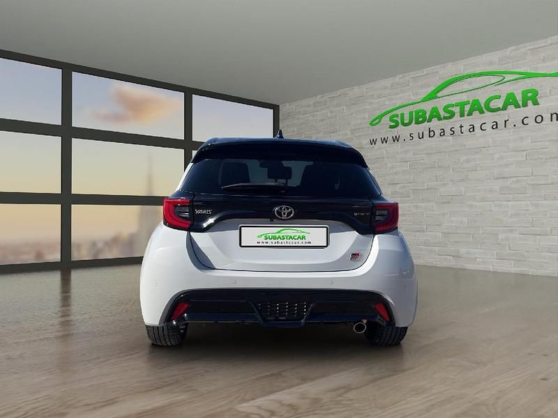 Usado Toyota Yaris Hybrid Plus 130 CV (95 kW) 2024 Gris