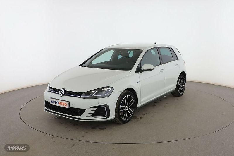 Blanco Usado 2020 VW Golf VIII GTE Berlina | 21.799 € (Precio justo) - Imagen 1/3