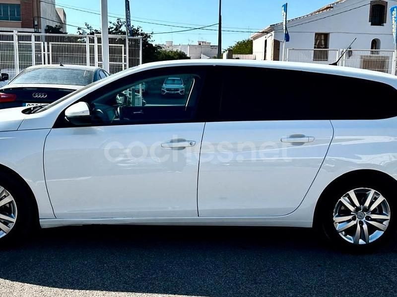 Usado Peugeot 308 SW Active 100 CV (73 kW) 2018 Blanco Familiar