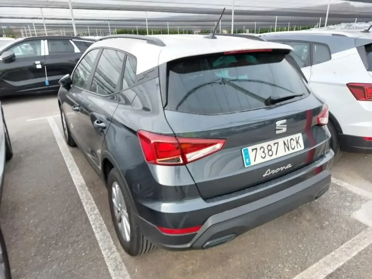 Usado Seat Arona Style 115 CV (84 kW) 2025 Gris/plata SUV