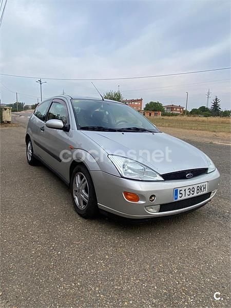 Usado Ford Focus Trend 90 CV (66 kW) 2001 Gris / plata Berlina