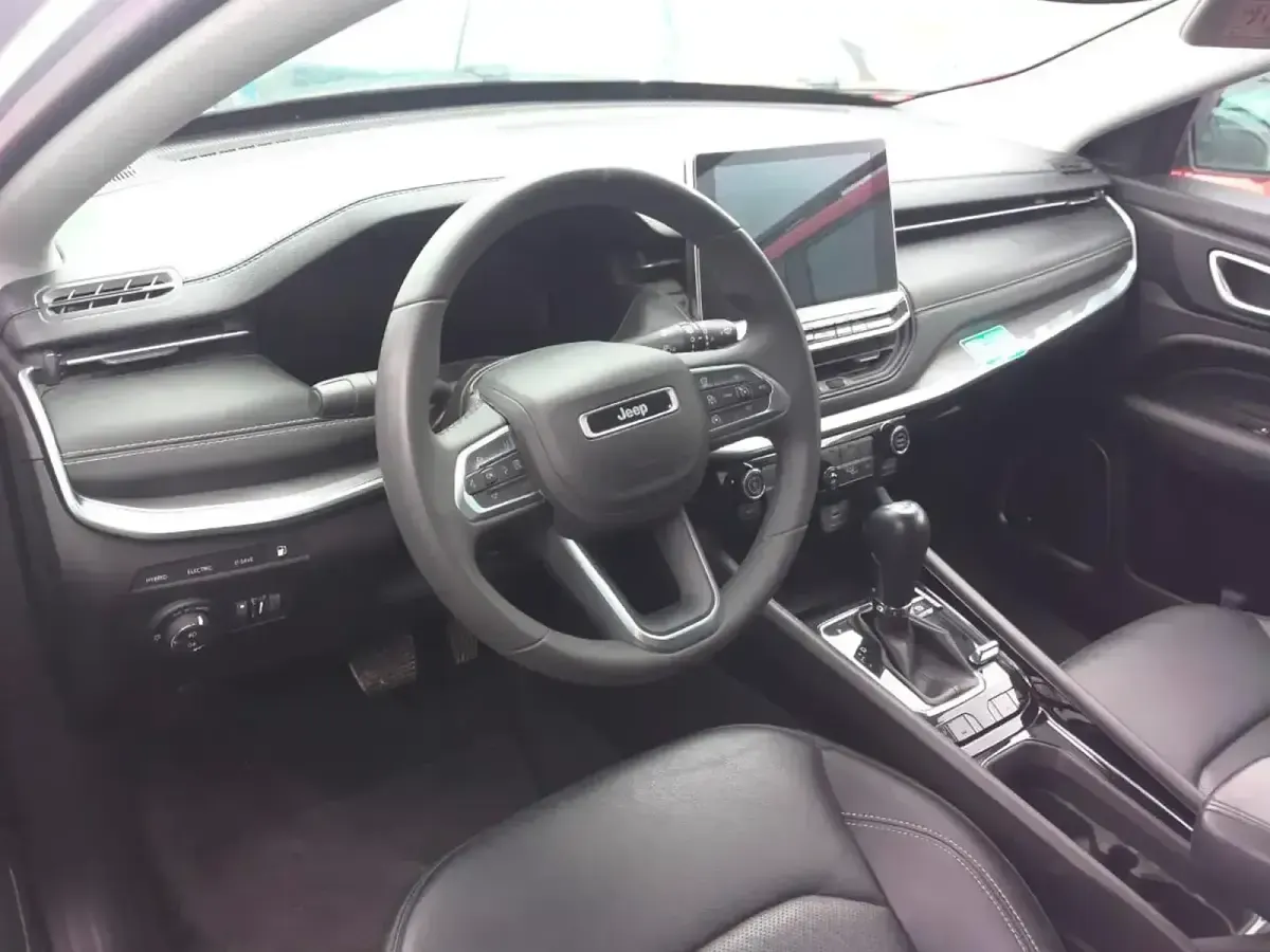Usado Jeep Compass 240 CV (176 kW) 2022 Gris / plata SUV