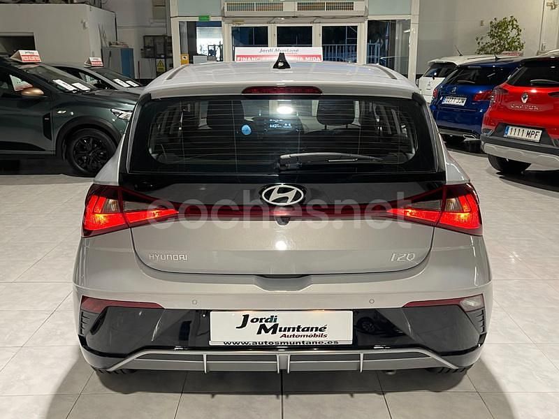 Usado Hyundai i20 101 CV (74 kW) 2024 Gris / plata Berlina