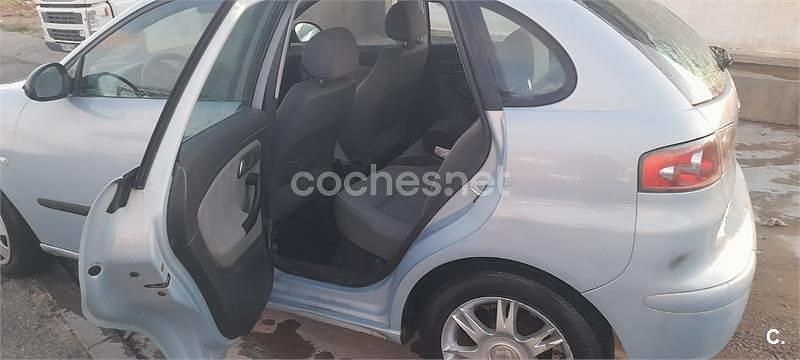 Begagnad Seat Ibiza 75 HK (55 kW) 2003 Blå Halvkombi
