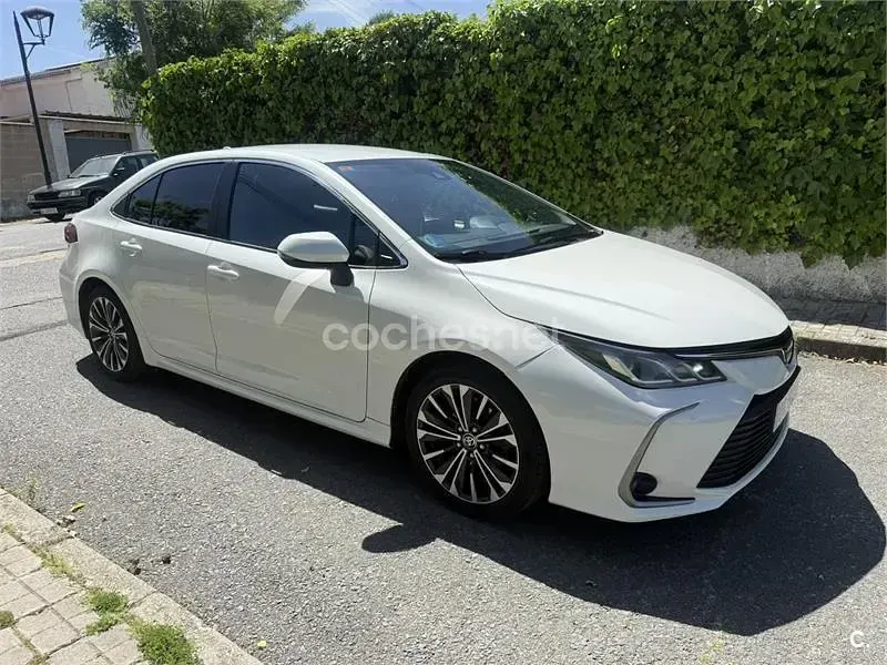 Usado Toyota Corolla Active 122 CV (89 kW) 2019 Blanco Berlina