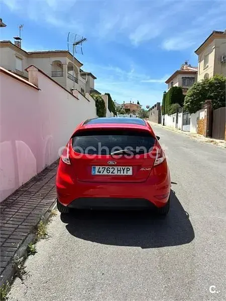 Usado Ford Fiesta Trend 82 CV (60 kW) 2014 Rojo Utilitario