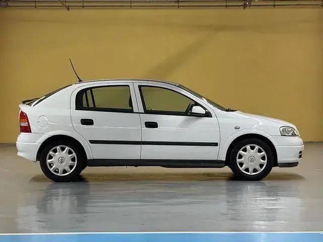 Brugt Opel Astra Comfort 100 HK (73 kW) 2000 Hvid Hatchback