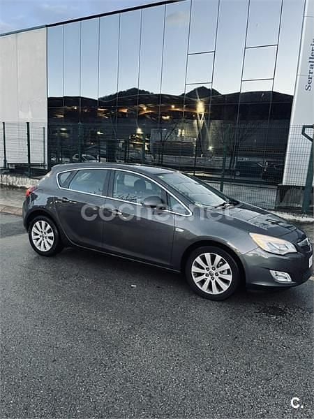 Usado Opel Astra Sportive 125 CV (91 kW) 2012 Gris / plata Berlina