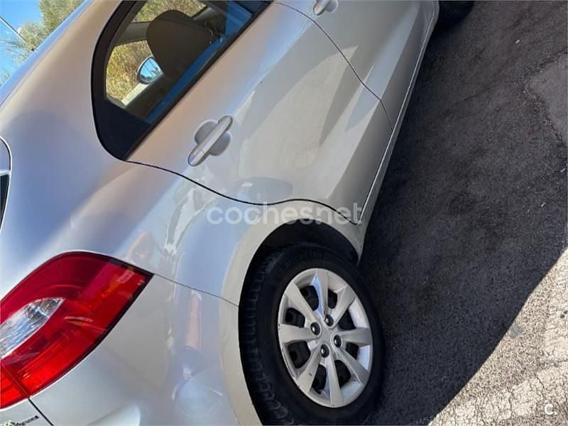Usado Kia Rio 75 CV (55 kW) 2013 Gris / plata Berlina