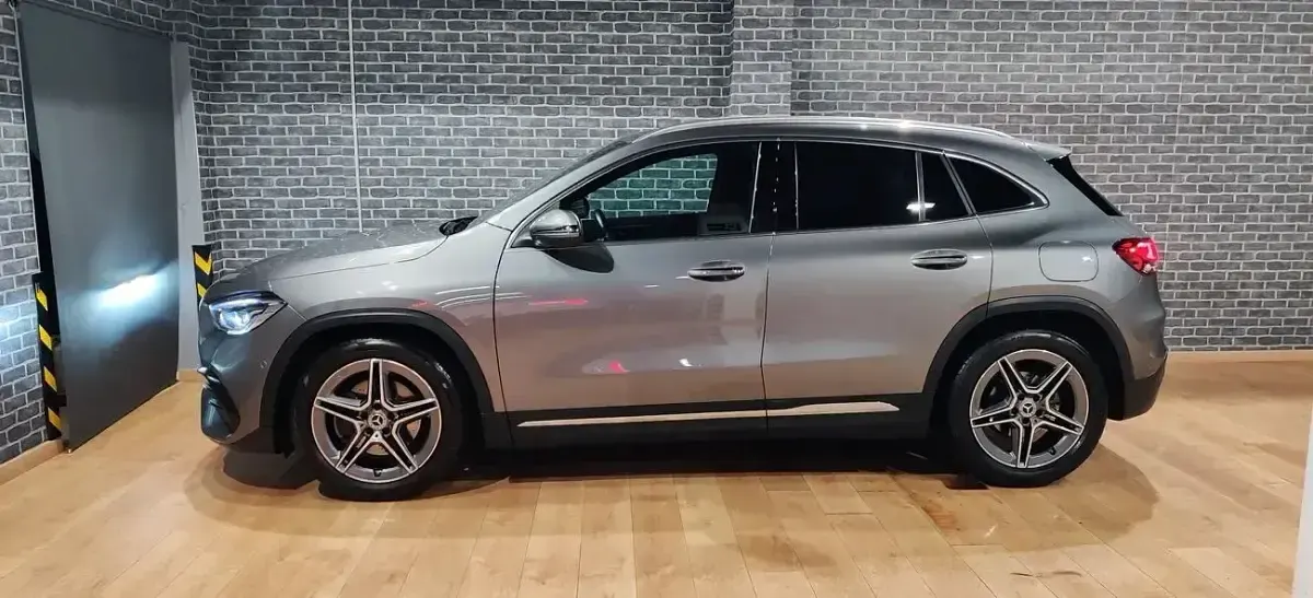 Käytetty Mercedes GLA180 136 HP (100 kW) 2023 Harmaa Katumaasturi