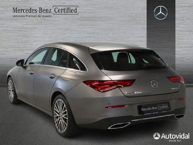 Usado Mercedes CLA200 Shooting Brake 150 CV (110 kW) 2023 Gris montaña Familiar