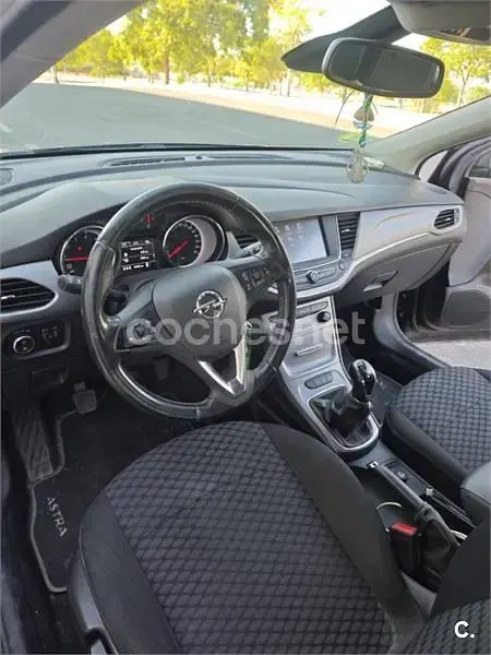 Usado Opel Astra Selective 125 CV (91 kW) 2018 Negro Berlina