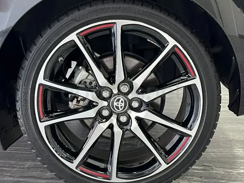 Usado Toyota Yaris Hybrid Plus 116 CV (85 kW) 2022 Negro Berlina