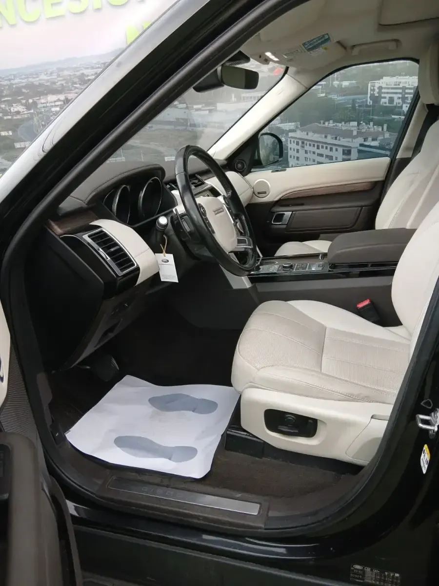 Usado Land Rover Discovery 5 HSE Luxury 258 CV (189 kW) 2017 Negro SUV