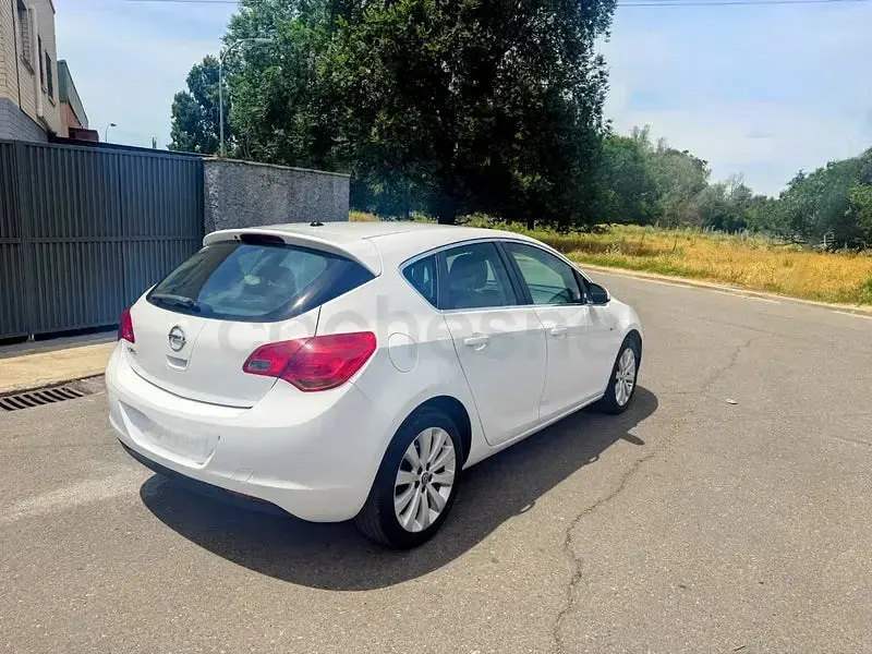 Usado Opel Astra Cosmo 115 CV (84 kW) 2010 Blanco Berlina