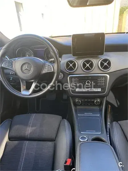 Usado Mercedes CLA200 Shooting Brake 136 CV (100 kW) 2019 Negro Familiar