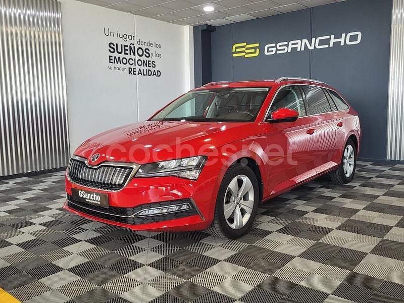 Rojo Usado 2022 Skoda Superb Familiar | 22.500 € (Precio justo) - Imagen 1/4