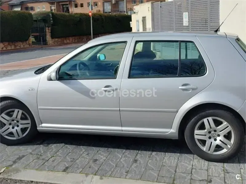 Usado VW Golf IV Highline 115 CV (84 kW) 2001 Gris / plata Berlina