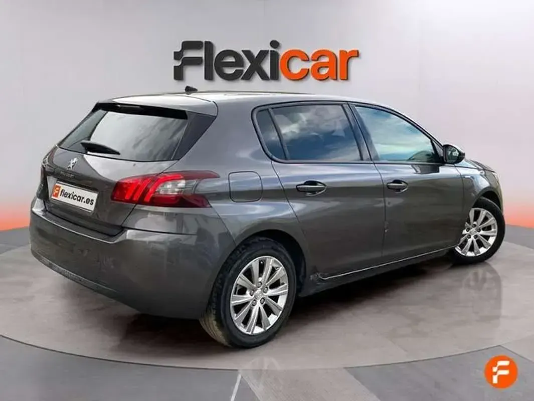 Usado Peugeot 308 Access 131 CV (96 kW) 2020 Gris Berlina