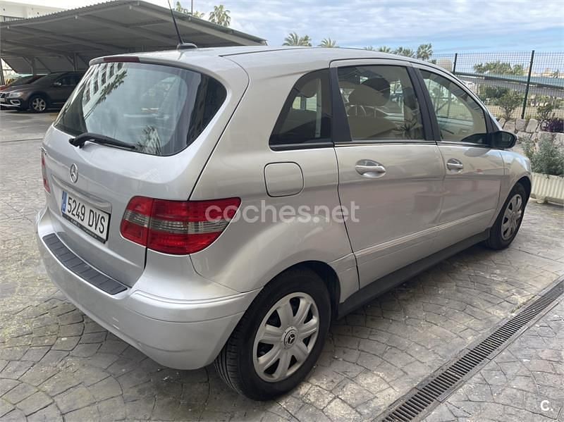 Usado Mercedes B150 95 CV (69 kW) 2006 Gris / plata Monovolumen