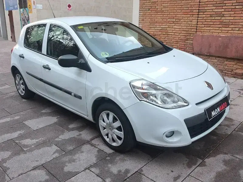 Usado Renault Clio III Collection 75 CV (55 kW) 2013 Blanco Berlina