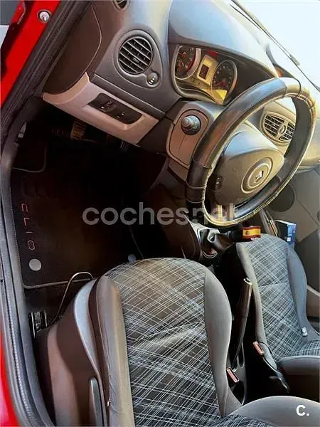 Usado Renault Clio II Authentique 70 CV (51 kW) 2006 Rojo Berlina