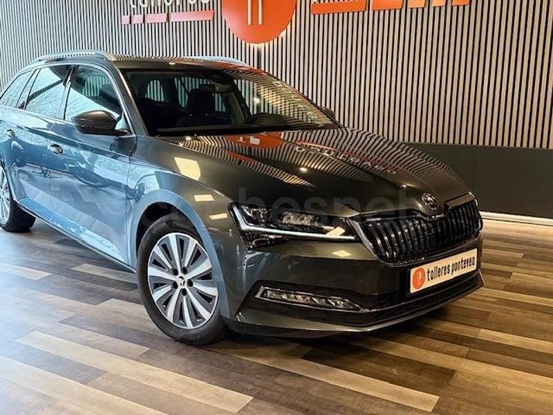 Usado Skoda Superb Style 200 CV (147 kW) 2022 Gris / plata Familiar