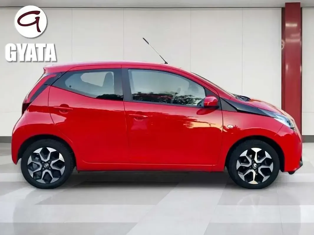 Usado Toyota Aygo X-play 72 CV (52 kW) 2021 Rojo Utilitario